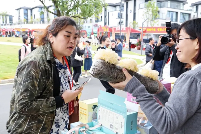 第七届古田同乡恳亲大会期间，侨胞驻足了解古田银耳。古田县融媒体中心供图