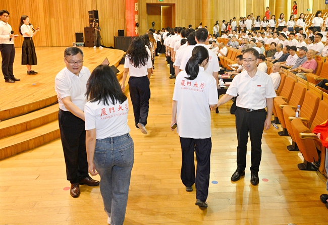 2025年9月6日，在全国第41个教师节来临之际，厦门大学举行新教职工入职典礼，校领导与新教职工逐一握手、致意，热忱欢迎他们加入厦门大学