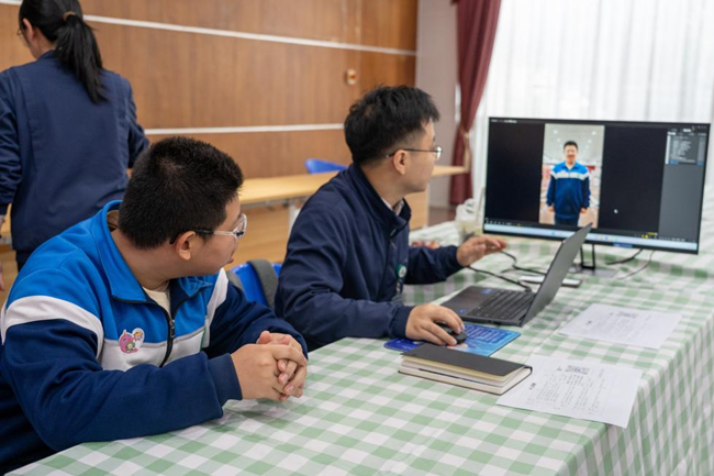 厦烟公司职工为特校儿童生成成年形象AI视频