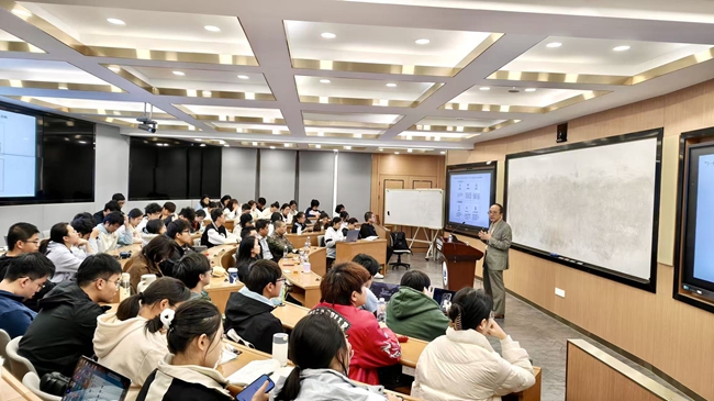 2025年9月，“会计学+人工智能”“财务管理+人工智能”双学士学位项目启动，50名本科生参与管理学院、信息学院跨学科联合培养。图为“问道·数智未来”系列讲座第一场