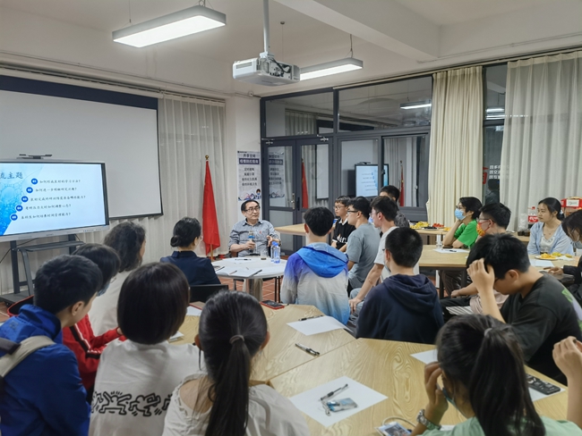 2022年5月13日，中国科学院院士韩家淮在“一站式”学生社区共享空间开讲，围绕学业、科研、生活、职业选择等话题与同学们进行深入交流