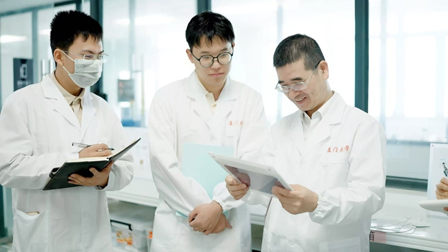 郑南峰院士与学生在实验室共同科研，师生在对话中答疑解惑、互相切磋