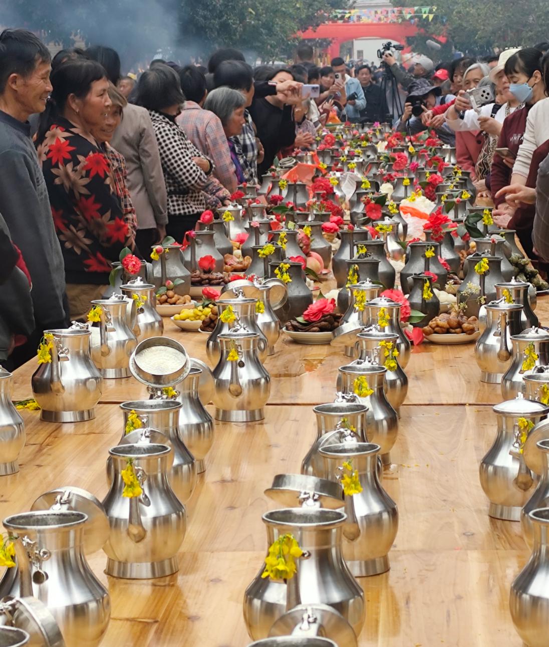 “百壶宴”活动现场的锡酒壶长席。范烨摄