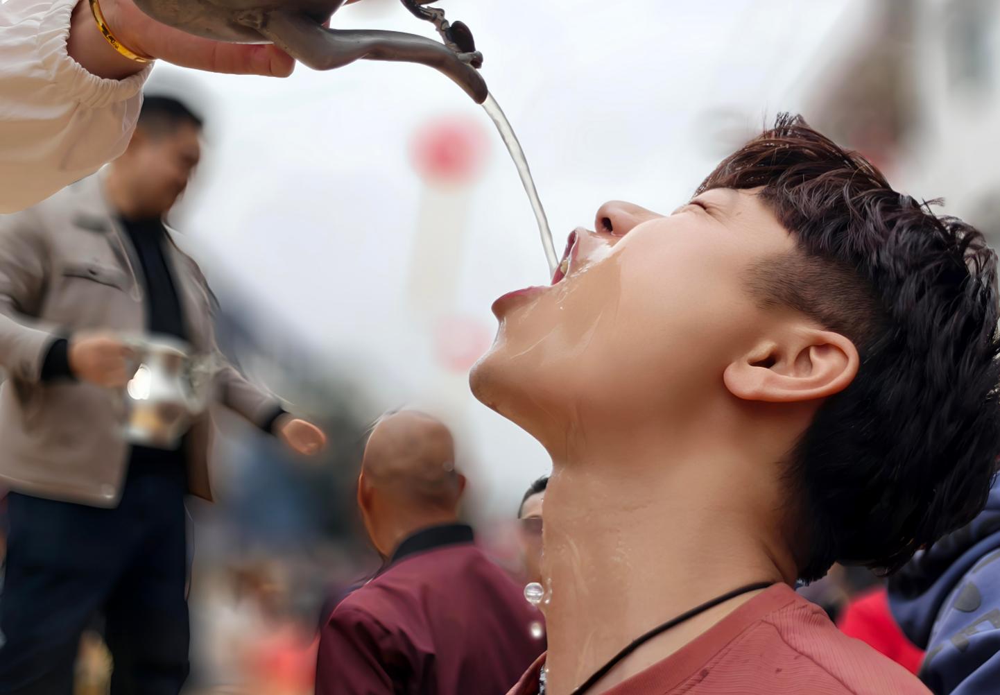 游客体验当地特色民俗。张龙辉摄