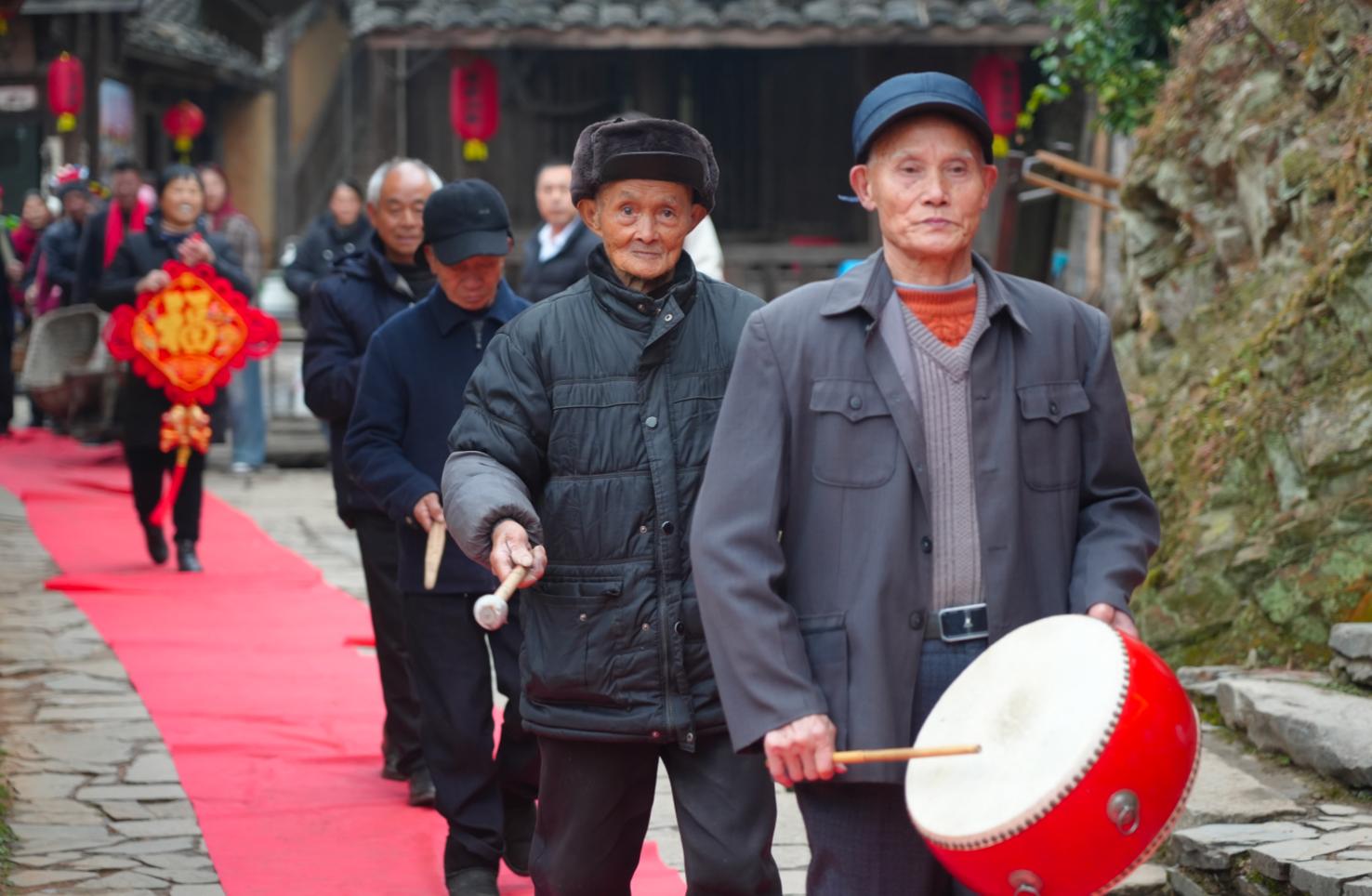 丁屋岭举办的“主客同乐·乡韵绵长”特色活动现场，老人们正在进行“乡村红毯秀”。罗晗彪摄