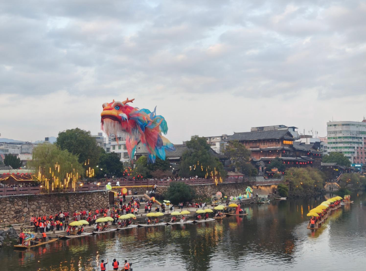 2026年春节期间，长汀举办“烟火汀州·开城迎宾”主题文旅活动。图为汀江畔放飞的鳌鱼花灯。范烨摄