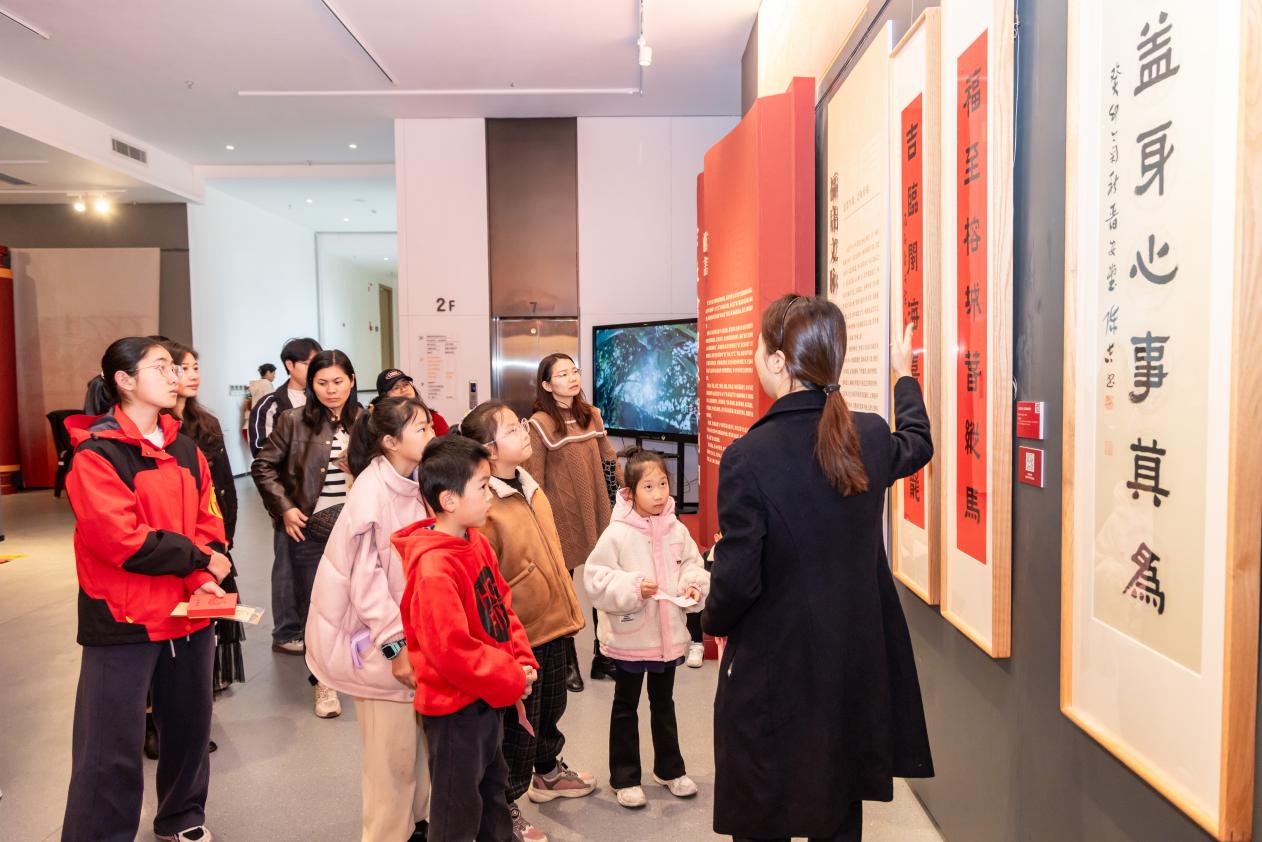 参观“福韵匠心”主题艺术精品展