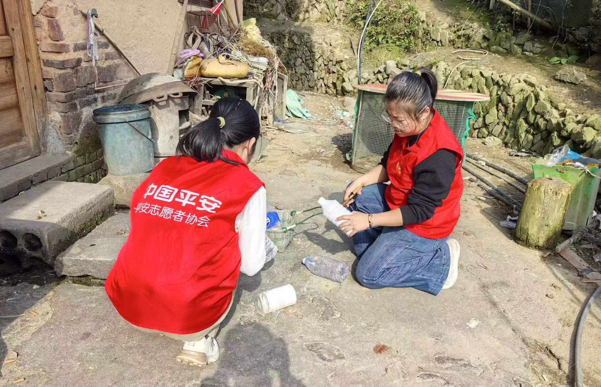 平安志願者巧手改造，塑料瓶變身育苗缽。