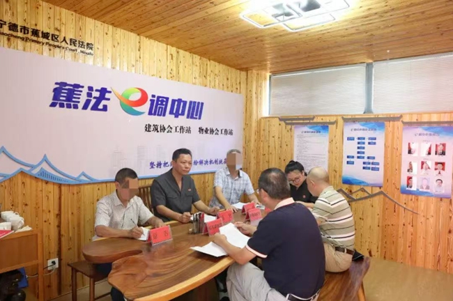 在蕉法e調中心，聯合特邀調解員開展建設工程合同糾紛源頭化解工作