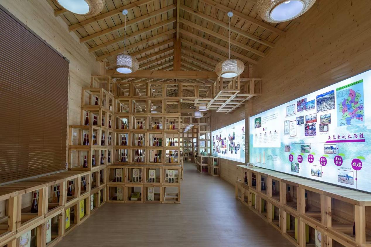 武平縣東留鎮芙蓉李氣泡水、鮮釀果酒等特色產品展示