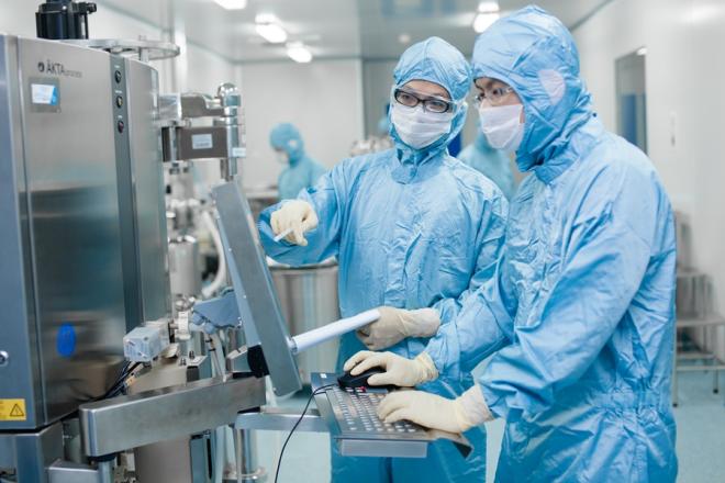 在特寶生物的生產車間，工作人員正進行純化層析生產調控。企業供圖