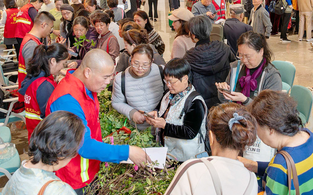 專家講授中草藥知識現場。廈門老年大學供圖
