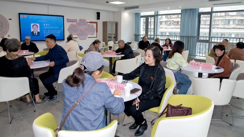 法律知識咨詢現場。廈門老年大學供圖