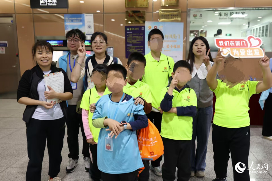 孩子們在地鐵站打卡。人民網記者 陳博攝