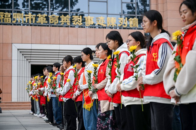 志願者代表緬懷烈士