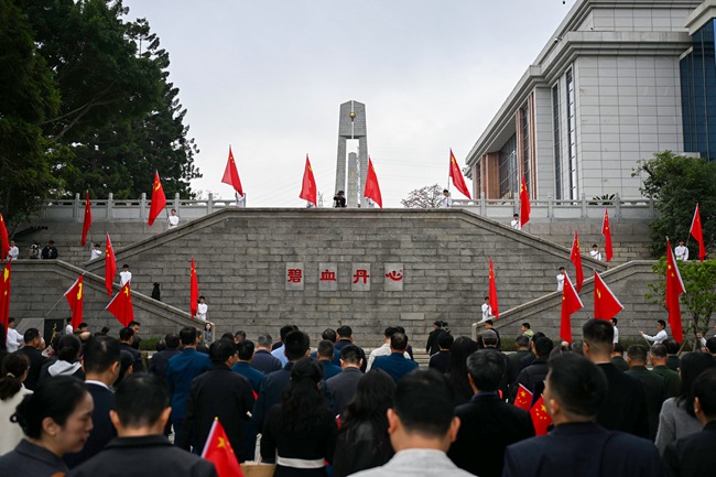 社會各界代表緬懷烈士