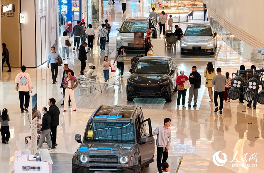 福建省2026年汽車以舊換新活動正在開展，商場展出的多款新能源汽車吸引消費者駐足咨詢、體驗。人民網記者 陳博攝