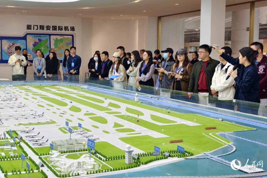 採訪團了解機場建設情況。人民網記者 陳博攝
