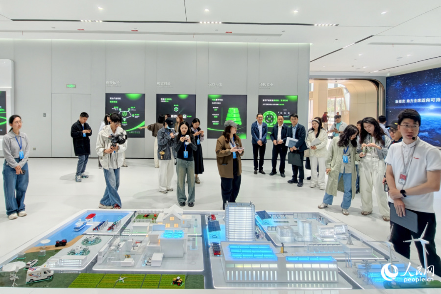 採訪團了解零碳園區建設情況。人民網記者 陳博攝