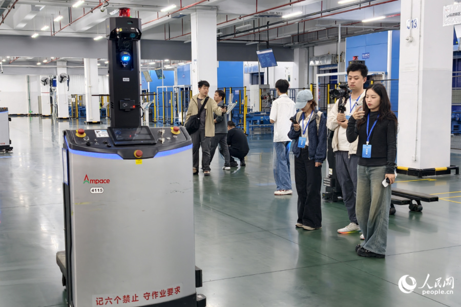 採訪團參觀智能物流專線。人民網記者 陳博攝