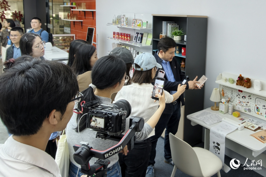 採訪團了解企業發展情況。人民網記者 陳博攝