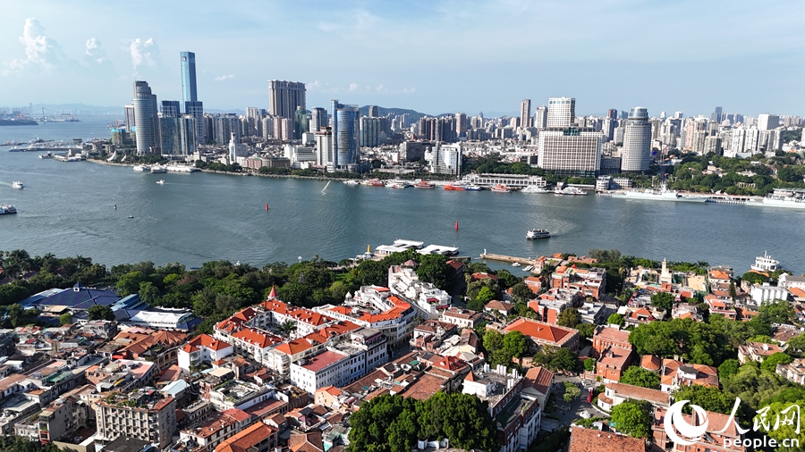 鷺江道兩岸風光旖旎，是思明持續開展“湖海聯動、水岸同治”的生動寫照。人民網記者 陳博攝