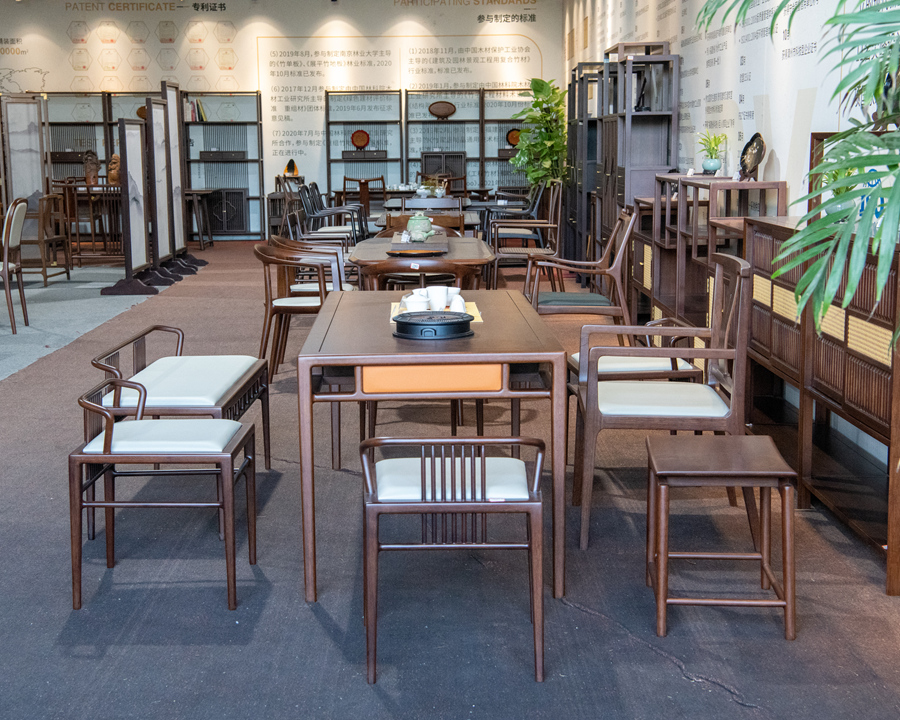 福建金竹竹業有限公司的竹制家具產品展示。農行漳州分行供圖