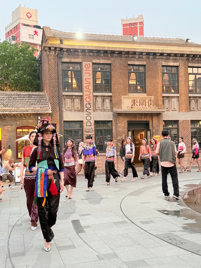 惠女服飾街頭走秀