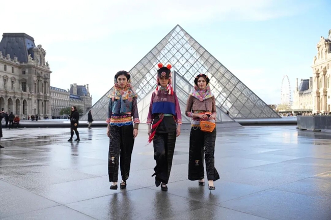 惠女服飾街頭走秀