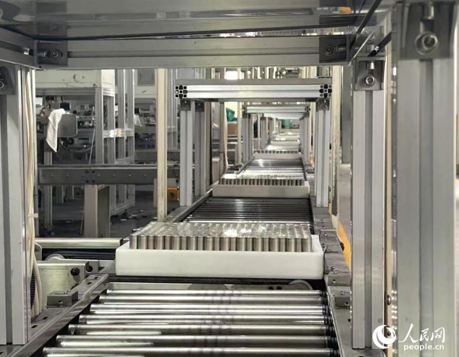 自動化生產線正在傳送圓柱電池結構件。人民網記者 陳藍燕攝