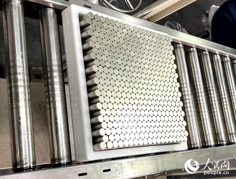 銀白色的圓柱形鋼殼從模具中彈出、冷卻、質檢、裝箱，一氣呵成。人民網記者 陳藍燕攝