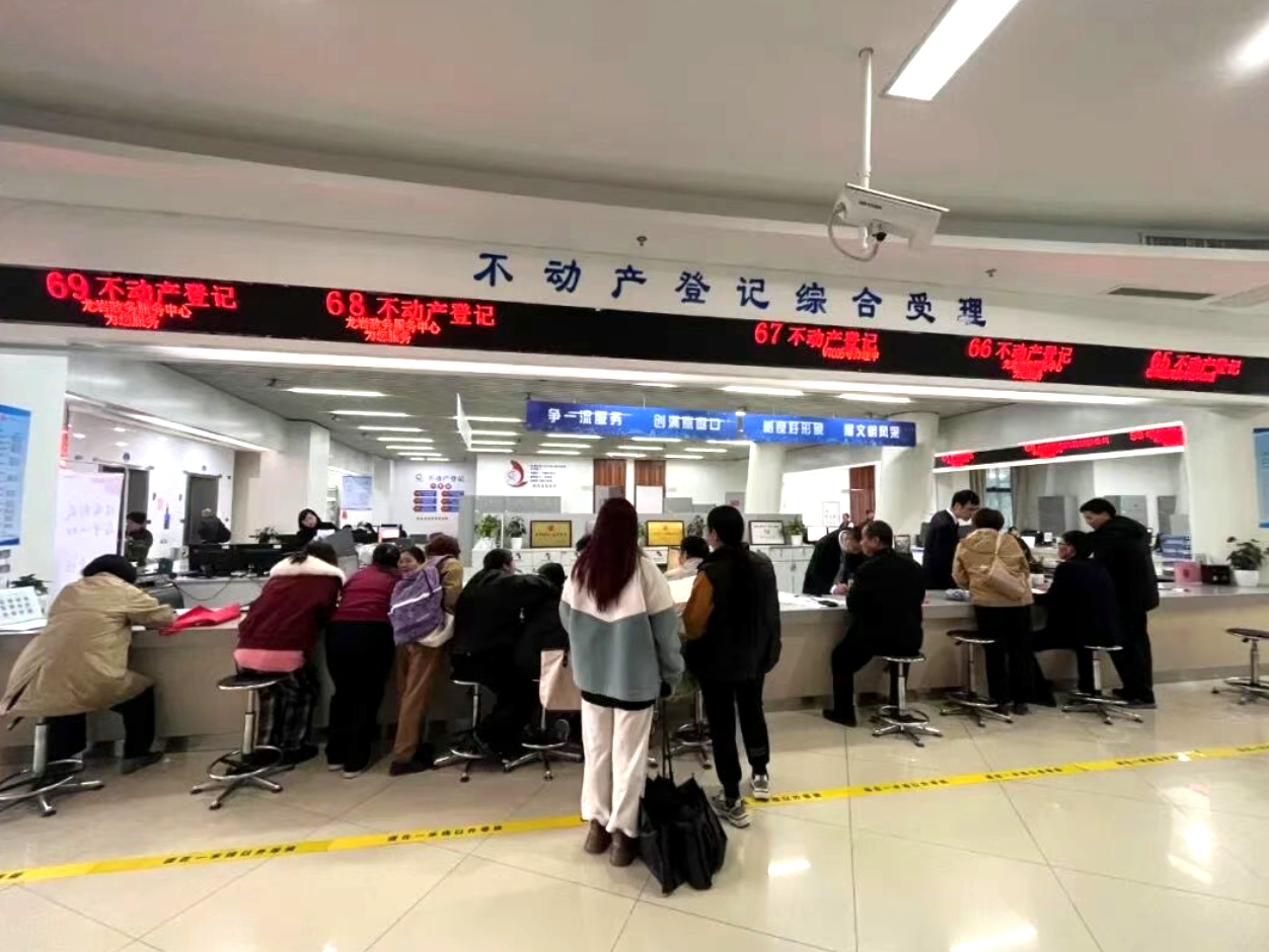 龍岩政務服務中心窗口全開、秩序井然