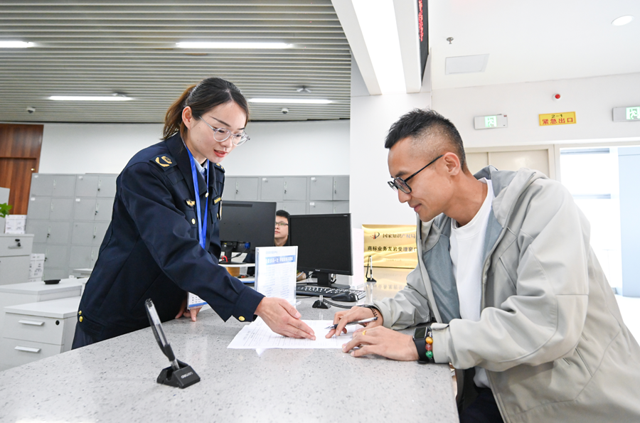 龍岩政務服務中心窗口工作人員耐心指導群眾辦件