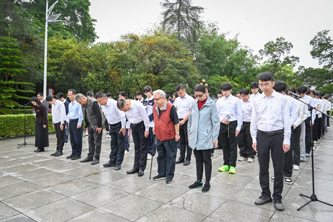 集體默哀。方晨穎攝