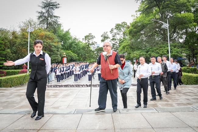 瞻仰參觀。方晨穎攝