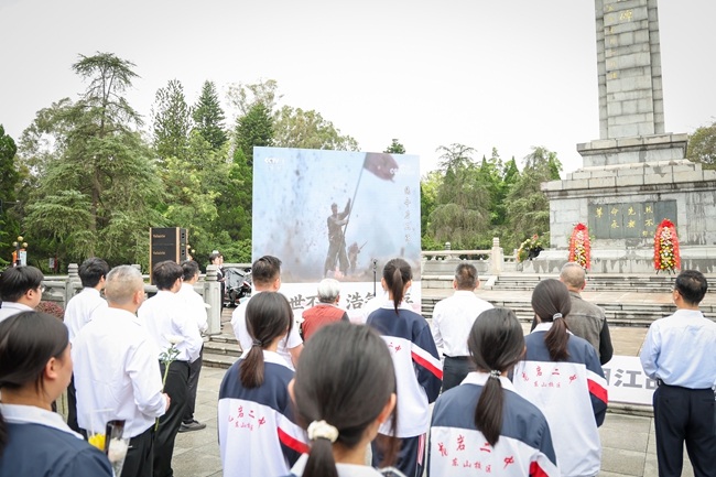 兩地全體人員共同觀看電視劇《絕命后衛師》片段。方晨穎攝