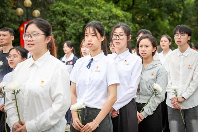 龍岩學院青馬班學生和興安青年代表、初中生代表共同朗誦歌曲《湘江紅》歌詞片斷。方晨穎攝