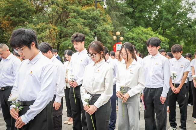 集體默哀。方晨穎攝