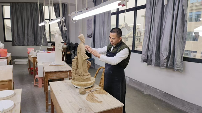 張明貴在制作瓷塑