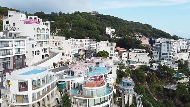 節假日期間，霞浦縣三沙鎮東壁村迎來眾多游客。楊鋒攝