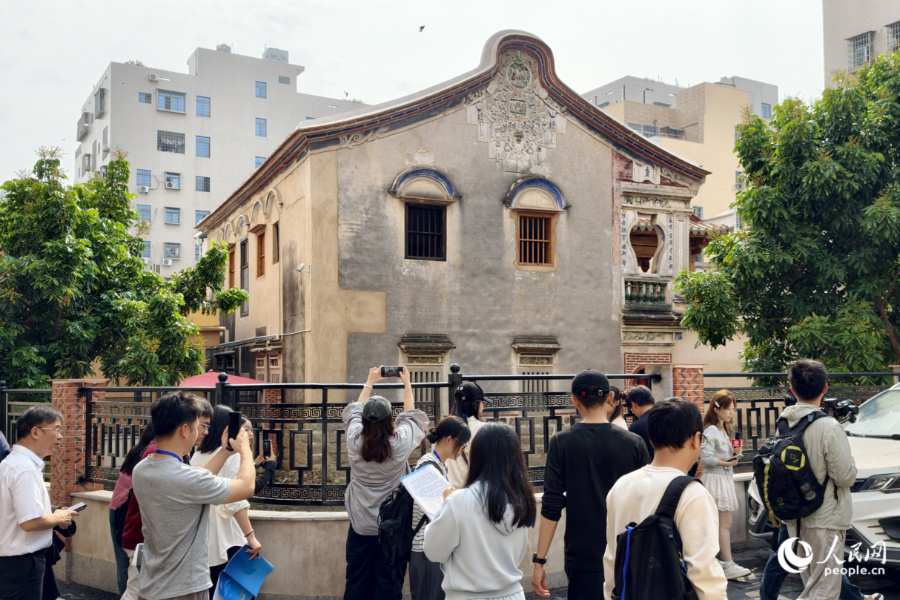 採訪團參觀經過修繕的古厝。人民網記者 陳博攝