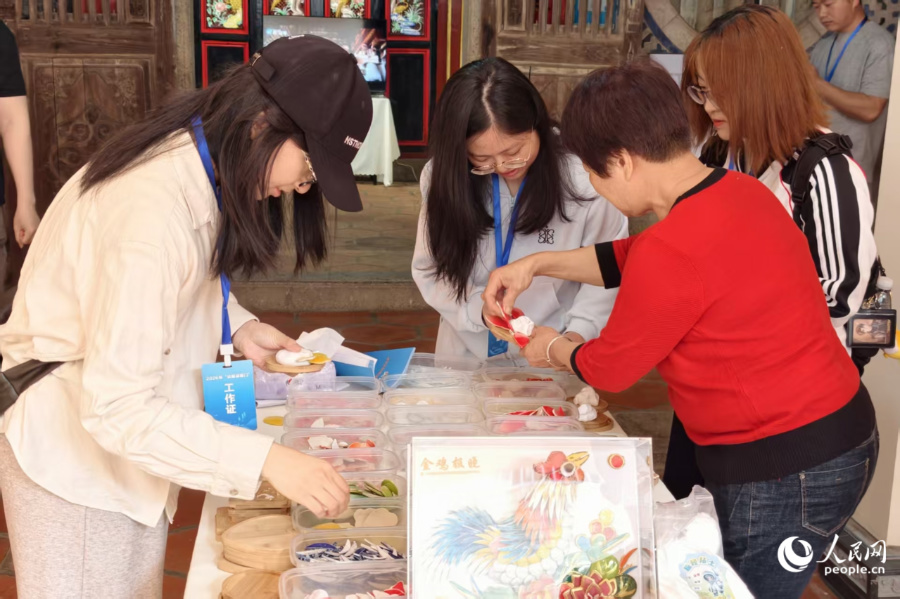 採訪團成員沉浸式體驗剪瓷技藝。人民網記者 陳博攝