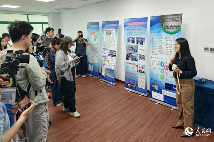 在廈門市標准化研究院了解兩岸標准共通情況。人民網記者 陳博攝