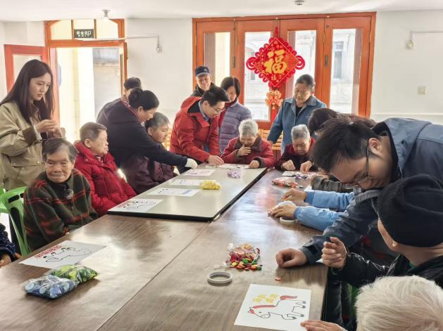 青年員工走進托老院開展慰問