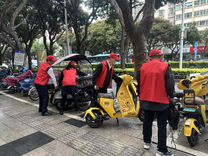 體育路支行、前埔支行組織員工協助共享單車及非機動車規范停放