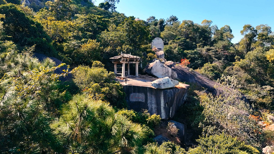 位於漳州龍文雲洞岩風景區的千年石亭——雲洞仙亭。龍文區融媒體中心供圖