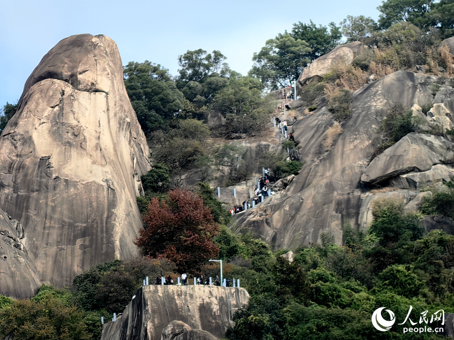 雲洞岩風景區擁有四十余處花崗岩洞穴景觀。人民網 蘇海森攝