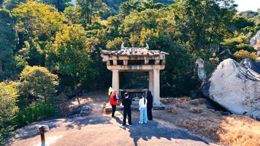 不少游客前來雲洞仙亭打卡。龍文區融媒體中心供圖