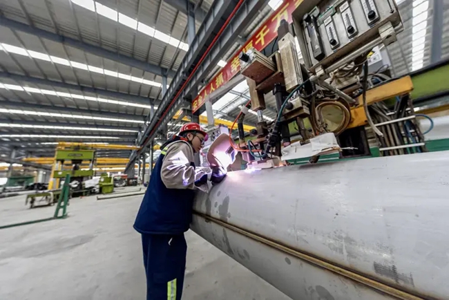 周寧縣不鏽鋼深加工產業園的青山鋼管生產線上，工人正全力趕制訂單。劉志瑋攝