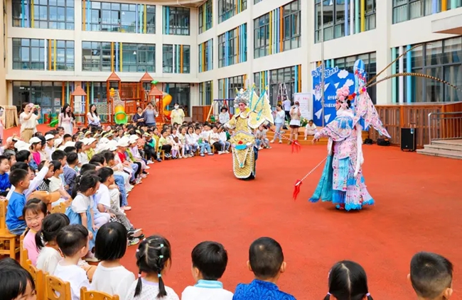 周寧縣讓孩子們近距離感受北路戲的魅力，豐富美育課堂，助力民生教育提質增效。陸淑華攝